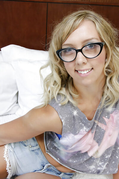 Amateur teen babe Chase Hart shows off her ass while in glasses Image #2