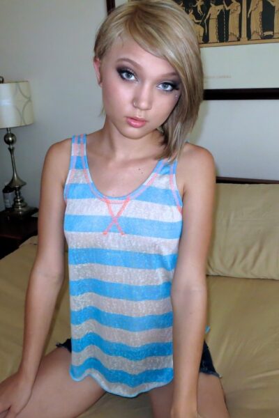 Blonde teen babe Dakota Skye takes series of sexy selfies to get you hard Image #8