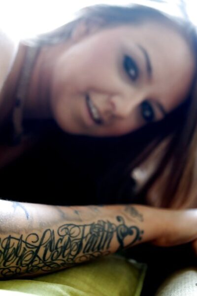 Tattooed babe Pressley Carter shows her beautifully trimmed beaver Image #16
