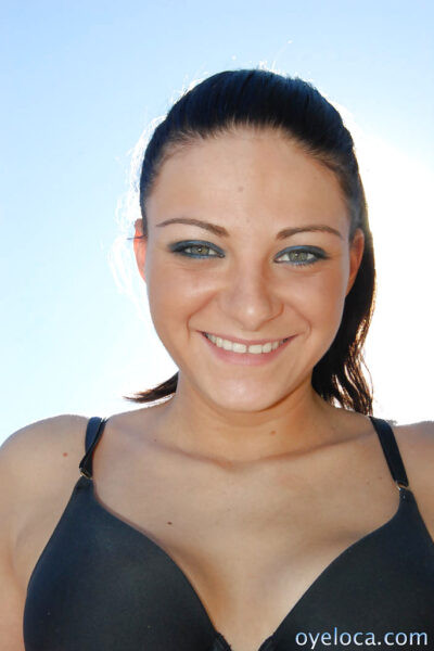 Babe with trimmed pussy Nikki Nevez prefers jilling outside Image #1