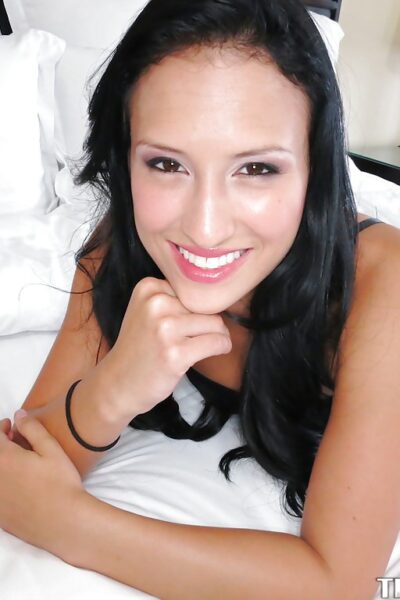 Smiley amateur with shaved slit Jennifer Linda getting naked on the bed Image #2