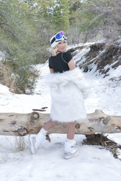 Canadian teen Emma Hix gets her mouth and pussy fucked at a ski cabin Image #1