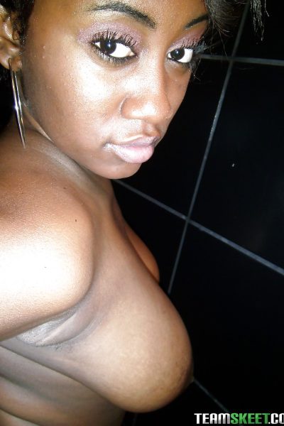 Curvaceous ebony lassie Serenity Red undressing and picturing herself Image #15
