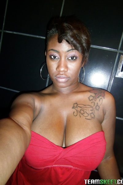 Curvaceous ebony lassie Serenity Red undressing and picturing herself Image #1
